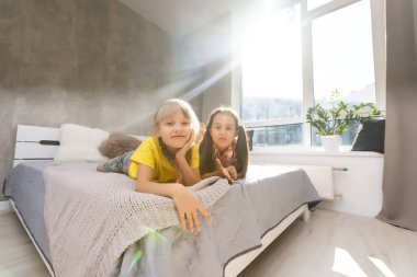 Yaratıcı tatlı kızlar, evde iki kız kardeş.