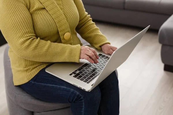 Boldog idős nő használja laptop otthon — Stock Fotó