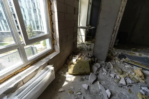 Klein appartement zonder reparatie in een nieuw gebouw. Een kamer in een onafgewerkt huis. Muren van schuimblok en betonnen vloer in een klein appartement. — Stockfoto