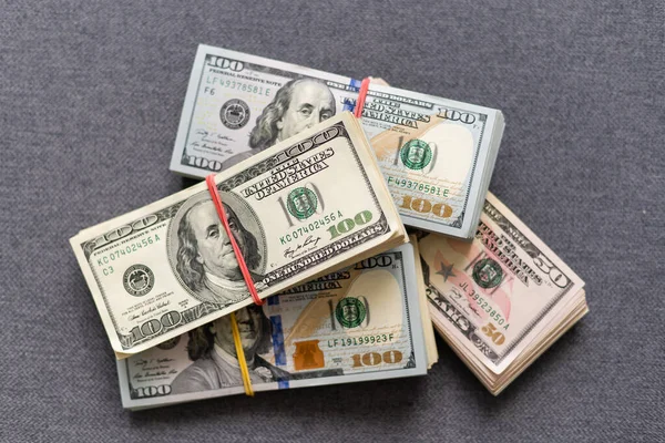Un paquet de mensonges la devise américaine sur fond de dollars — Photo
