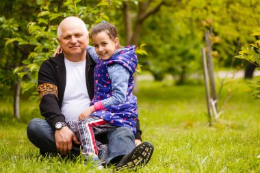Güzel torun yaşlı, nazik büyükbabasını ziyaret ediyor..