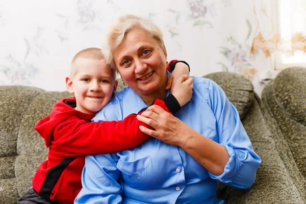 Encantador niño con su abuela tener momentos divertidos y felices juntos en casa — Foto de Stock