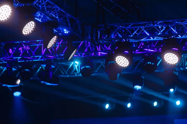 Una luz brillante delante de un escenario — Foto de Stock