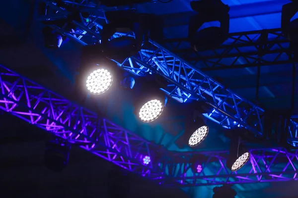 Una luz brillante delante de un escenario — Foto de Stock