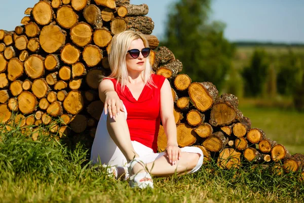 Schöne junge Frau im Freien. Genießen Sie die Natur. Gesund lächelndes Mädchen im grünen Gras. — Stockfoto