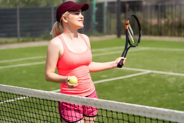 Bonita desportista com raquete no campo de ténis. Estilo de vida saudável — Fotografia de Stock