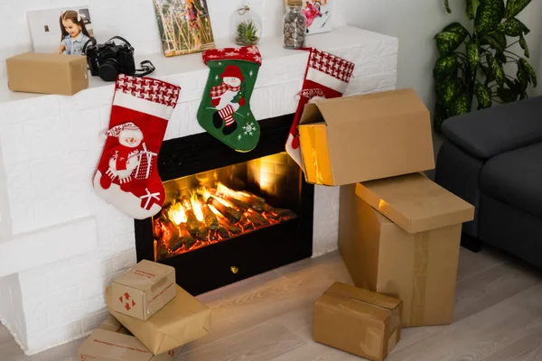 Entrega presentes de Natal. caixas de entrega perto de lareira antes do Natal — Fotografia de Stock