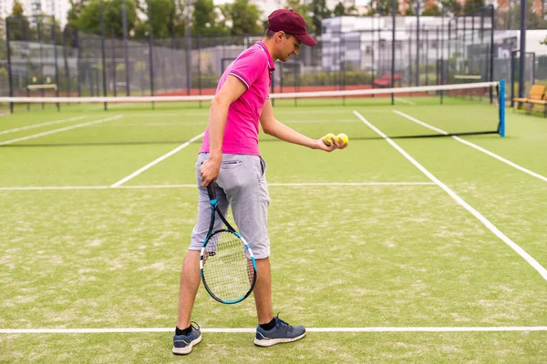 Чоловічий тенісист на тенісному корті — стокове фото