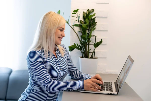 Mooie jonge vrouw met videoconferentie gesprek via computer. Roep vergadering. Binnenlandse Zaken. Blijf thuis en werk vanuit huis tijdens de Coronavirus pandemie — Stockfoto