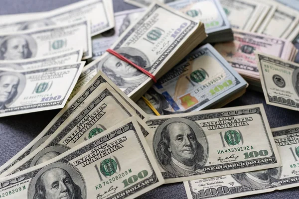Un paquete de mentiras la moneda estadounidense en el fondo de dólares — Foto de Stock