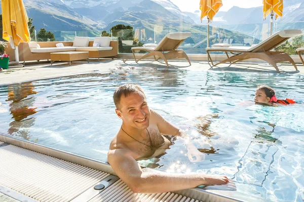 Giovane uomo che si rilassa su una terrazza aperta nella SPA con una montagna incredibile — Foto Stock