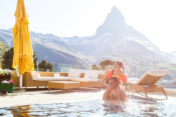 Familie In Zwembad In Bergen. Prachtige buitenscene in Zwitserse Alpen, Zwitserland, Europa. — Stockfoto