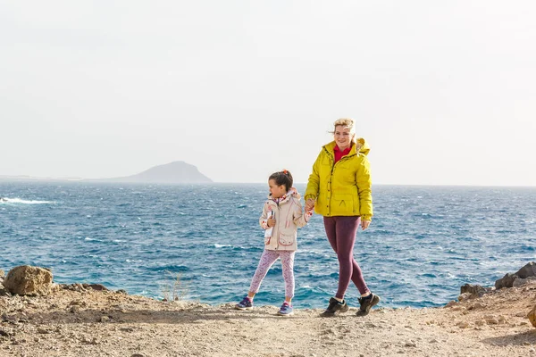 Mutter mit zwei Kindern beim Bergwandern — Stockfoto