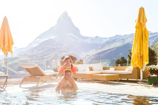 Famiglia In Piscina In Montagna. Bella scena all'aperto in Alpi svizzere, Svizzera, Europa. — Foto Stock