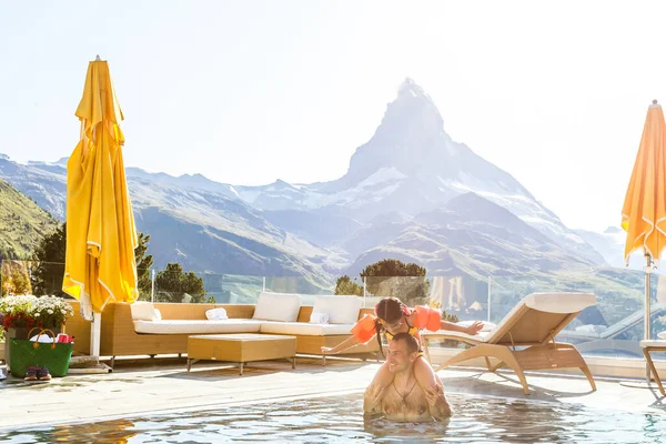 Familie In Zwembad In Bergen. Prachtige buitenscene in Zwitserse Alpen, Zwitserland, Europa. — Stockfoto