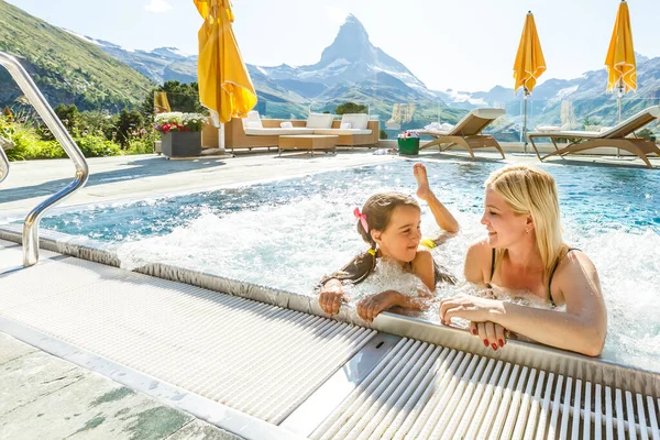 Madre e figlia nuotano nella piscina all'aperto in montagna — Foto Stock
