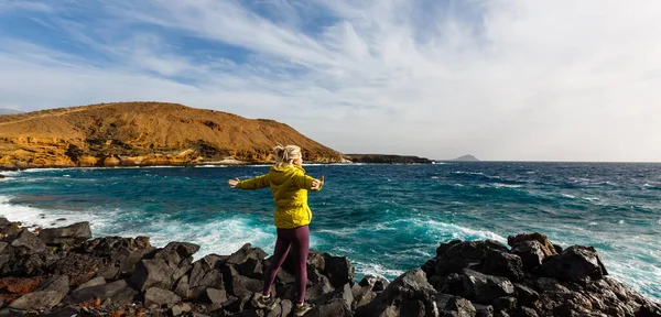 Gezgin kız Tenerife sahilinde eğleniyor. — Stok fotoğraf