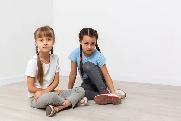 Dos niñas tristes, aisladas sobre blancas — Foto de Stock