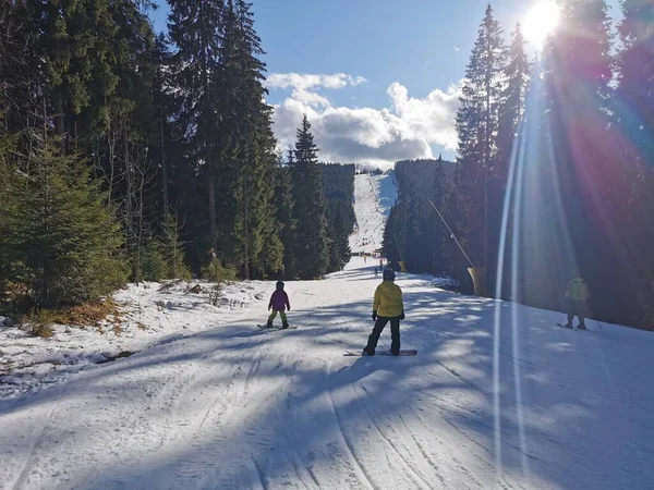 눈덮인 산비탈에서 스키를 타고 가는 사람들 — 스톡 사진