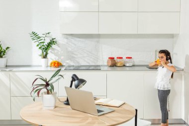 Çocuklar uzaktan öğreniyor. Evde dizüstü bilgisayar kullanan tatlı bir kız. Eğitim, çevrimiçi öğrenim, ev eğitimi, teknoloji, bilim, gelecek, uzaklık öğrenme, ev ödevi, liseli çocukların yaşam tarzı konsepti.