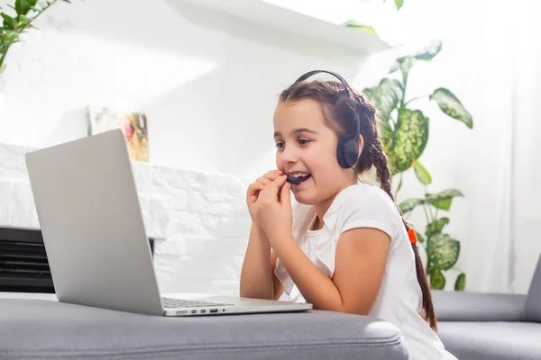 Uma jovem está frequentando a escola on-line ou aulas. Estude em lock down como escolas fechadas devido a Covid-19. tecnologia durante o bloqueio. Aprendizagem em casa conceito — Fotografia de Stock