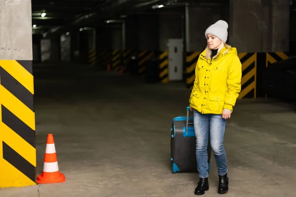 Havaalanındaki otoparkta çantalı kız. — Stok fotoğraf