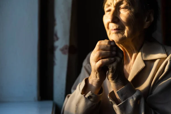 Close up retrato de uma mulher idosa rezando — Fotografia de Stock