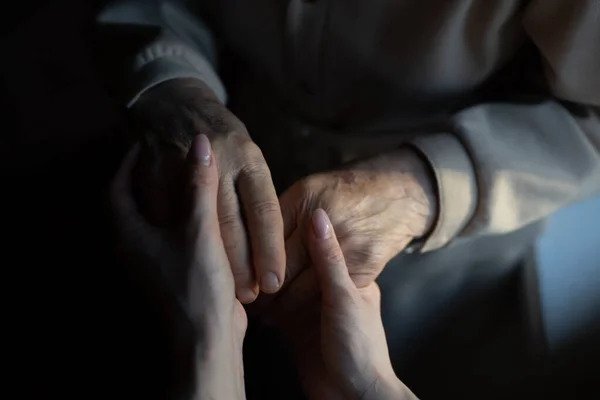 Unrecognizable grandmother and her granddaughter holding hands. — Stock Photo, Image