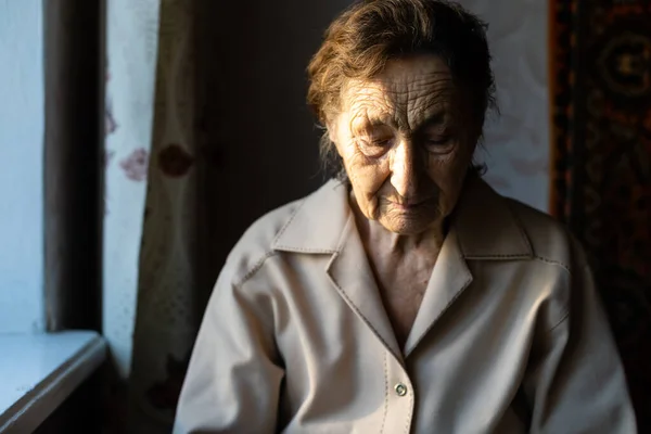 Процес старіння - дуже старі літні жінки посміхаються обличчям — стокове фото