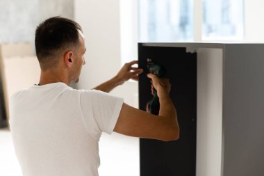 Marangozlukta çalışan yakışıklı bir katılımcı. O, iş yerinde başarılı bir girişimcidir..