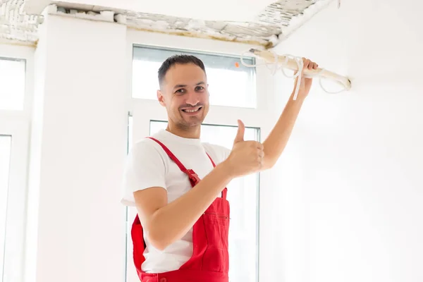 Técnico do sistema de ar condicionado está trabalhando na instalação de um novo ar condicionado no apartamento. — Fotografia de Stock