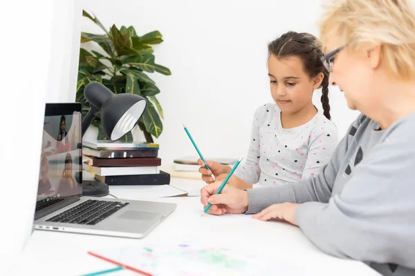 Nonna utile. Utile amorevole nonna assistere la sua nipote carino fare i compiti — Foto Stock