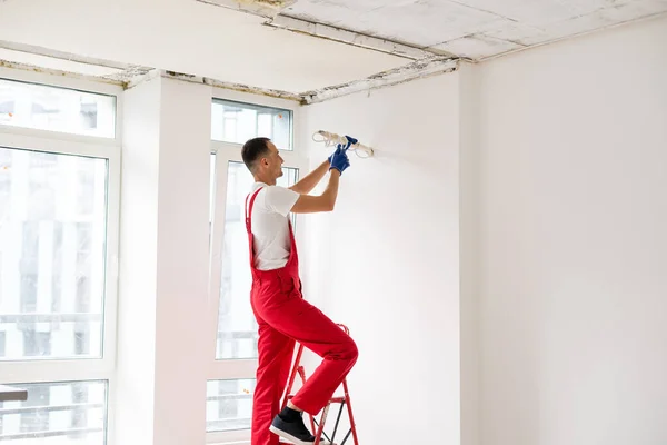 Técnico do sistema de ar condicionado está trabalhando na instalação de um novo ar condicionado no apartamento. — Fotografia de Stock