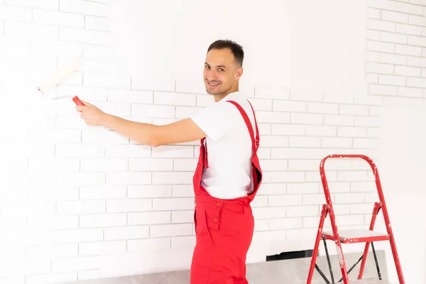 Hombre pintando la pared, maestro pintor de pared —  Fotos de Stock