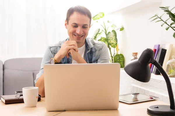 Homme utilisant un ordinateur portable sur le bureau à la maison — Photo