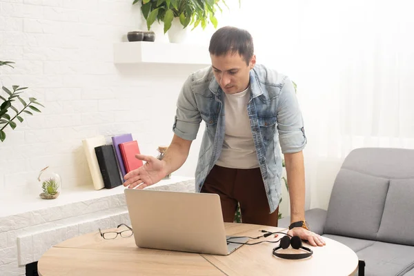 Guapo joven en línea usando un ordenador portátil —  Fotos de Stock