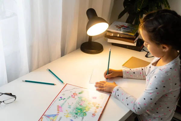 Bambini, istruzione e concetto di apprendimento - studentessa con scrittura di libri su taccuino a casa — Foto Stock