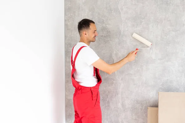 Hombre pintando la pared, maestro pintor de pared —  Fotos de Stock