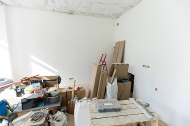 Yenileme ve inşaat sırasında malzemelerin bulunduğu dairenin içinde, alçı taşı veya alçıpandan duvarı yeniden modelle