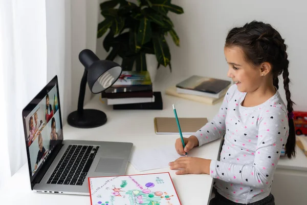 Menina estudando on-line usando seu laptop em casa — Fotografia de Stock
