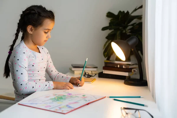 Bambini, istruzione e concetto di apprendimento - studentessa con scrittura di libri su taccuino a casa — Foto Stock