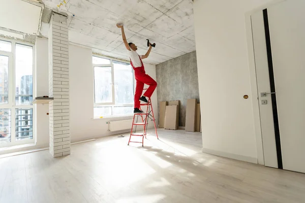 Elektriker arbeitet mit Drähten in neuer Wohnung — Stockfoto