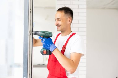 Bir tornavidayla usta pencereye ayarlar