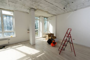 Boya malzemeleriyle dolu bir odada ev yenileme