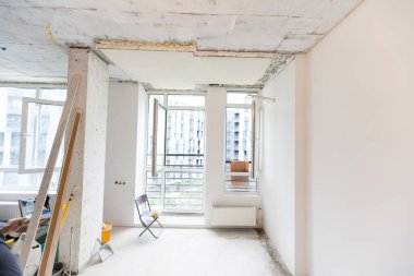 Boya malzemeleriyle dolu bir odada ev yenileme