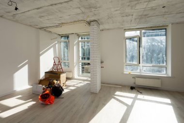 Boya malzemeleriyle dolu bir odada ev yenileme