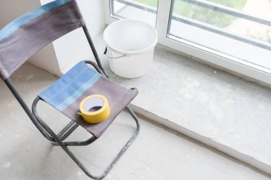 Odanın yenilenmesi, boya aletleri.