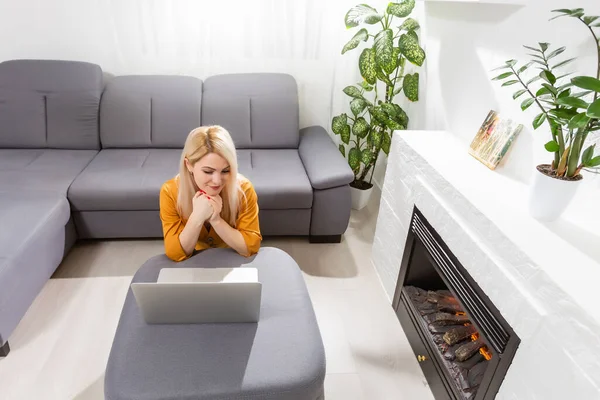 Young woman doing research work for her business. Smiling woman sitting, relaxing while browsing online shopping website. Happy girl browsing through the internet during free time at home. — Stock Photo, Image