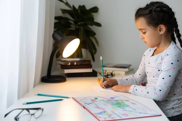 Дитяча дівчина робить домашнє завдання написання і читання вдома — стокове фото