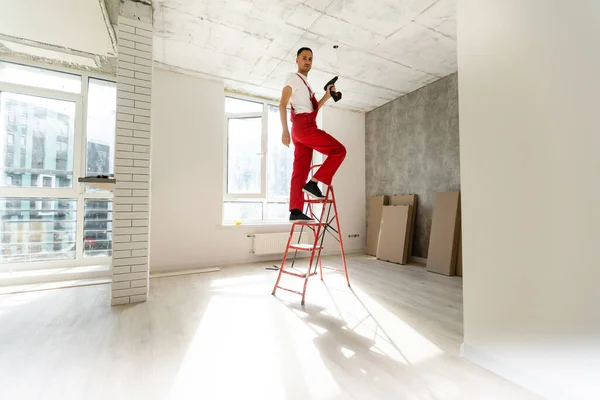 Electrician working with wires in new apartment — Stock Photo, Image